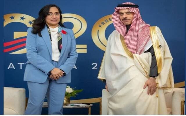 السعودية تبحث أمن المنطقة