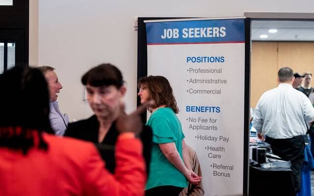 US jobless claims fall to 215,000