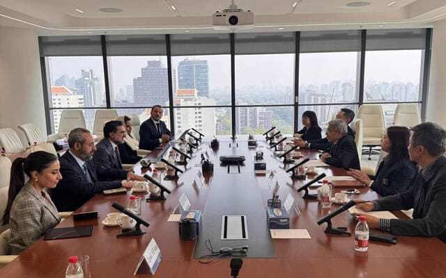 محافظ الصندوق يناقش تعزيز الاستثمارات مع شركات صينية