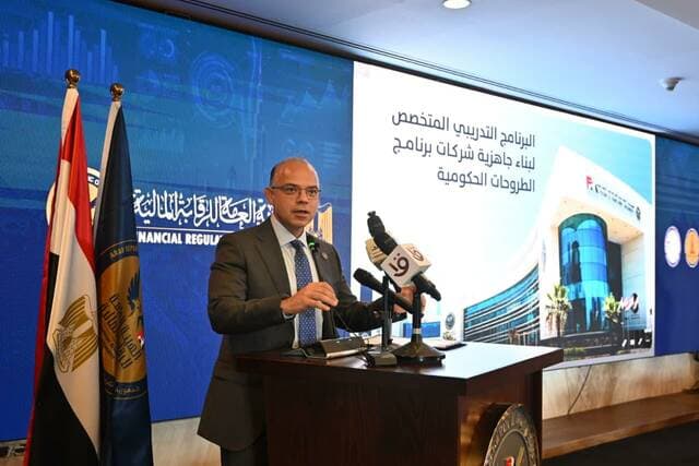 وزير يعلن عن تجهيز 20 شركة حكومية لطرحها في البورصة