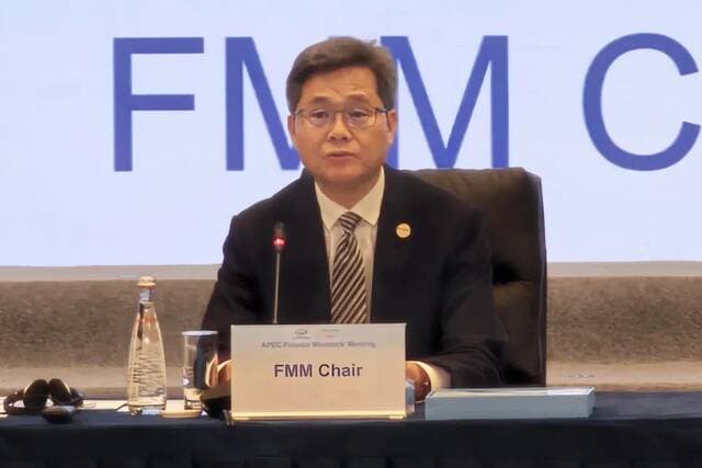 China cautions on global economic risks