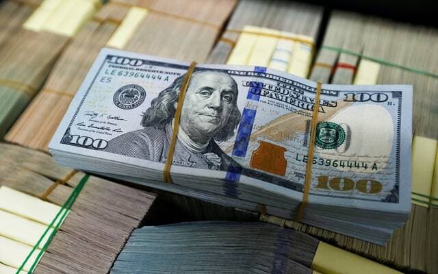 Dollar falls below 51 pounds in banks