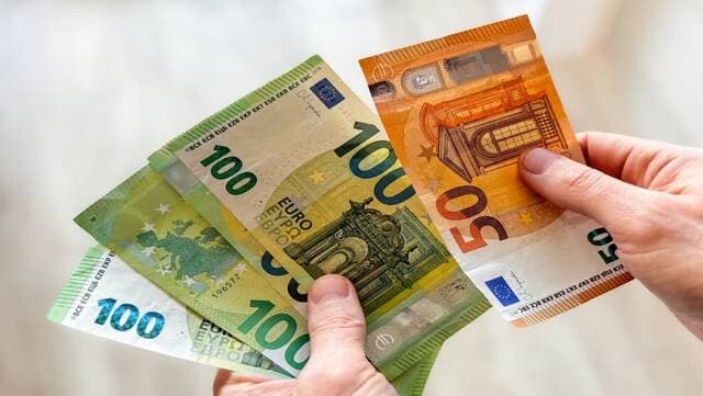 Euro falls to May 2025 levels on French budget concerns