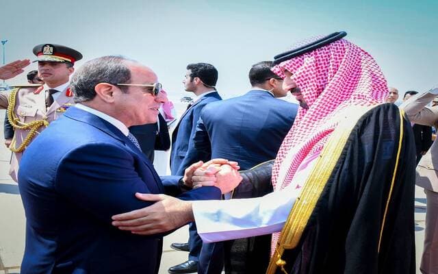 السيسي يودع ولي العهد السعودي في ختام زيارته