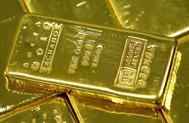 Gold Falls Slightly on Dollar and Inflation Data