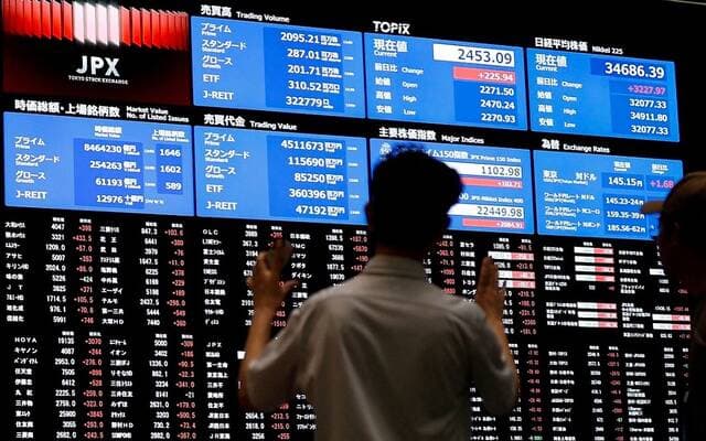 Asian stocks climb amid falling yields