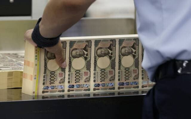 Yen Advances Amid Rate Hike Expectations