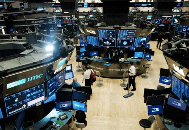 Wall Street Gains as Oil Falls