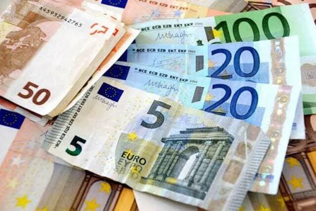 Euro faces large weekly dip