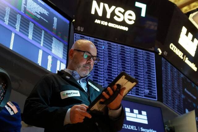 Treasuries gain on safety