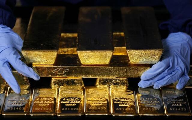 الذهب يقلص خسائره بدعم تباطؤ التضخم الأمريكي ومخاوف التوترات الجيوسياسية