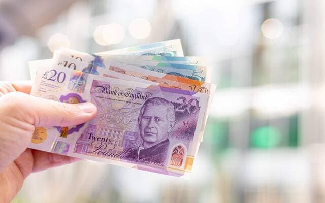الجنيه الإسترليني يرتفع مقابل الدولار واليورو بدعم توقعات السياسة المالية