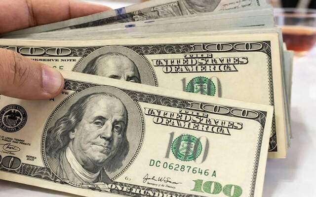 Dollar Falls Ahead of US-Iran Talks