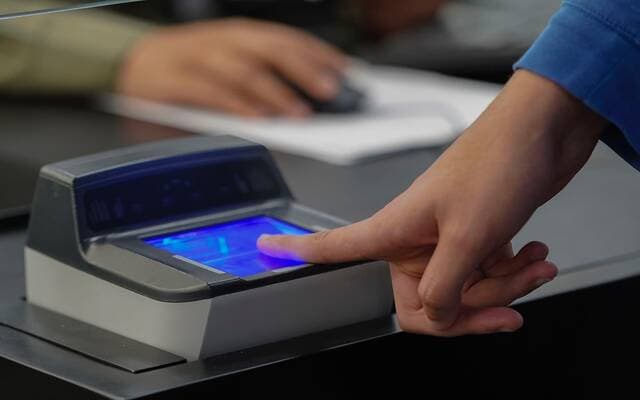 السعودية تبدأ إصدار وتجديد إقامات العمالة المنزلية