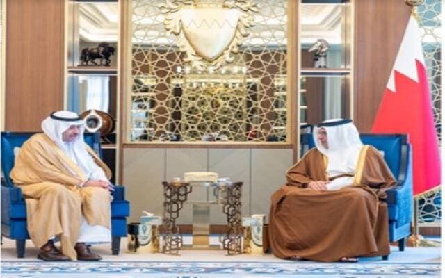 ولي عهد البحرين يبحث مع السفير السعودي تعزيز العلاقات الثنائية
