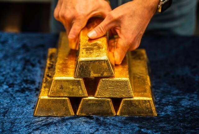 Gold Falls Amid Rate Hike Expectations