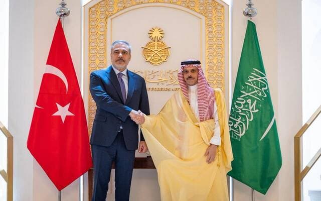 وزيرا خارجية السعودية وتركيا يتبادلان جهود تهدئة التصعيد