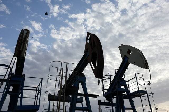 Oil prices near three-week highs