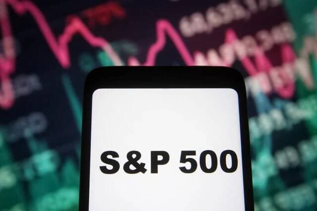 ويلز فارجو يتوقع S&P 500 عند 7700 بنهاية 2026