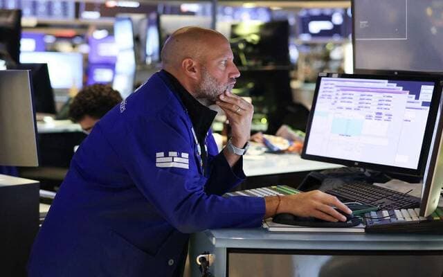 U.S. stocks fall on AI and rate hike worries