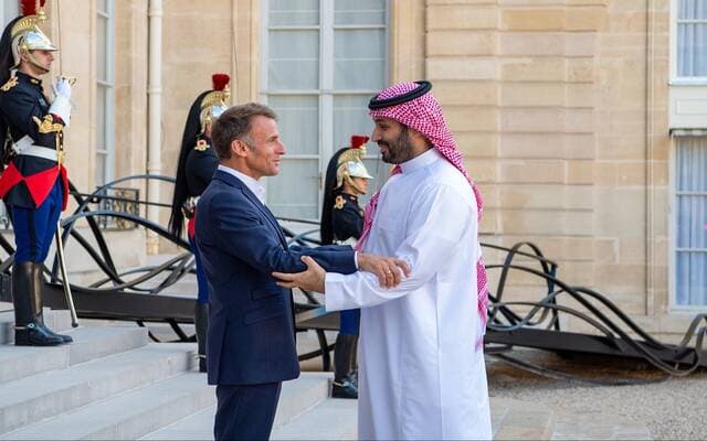 ولي العهد السعودي يلتقي زعيم فرنسا