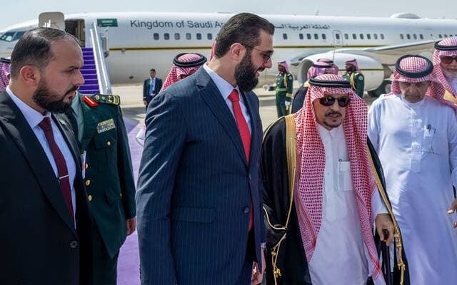 أمير الرياض يرحب بالرئيس السوري في مطار الملك خالد