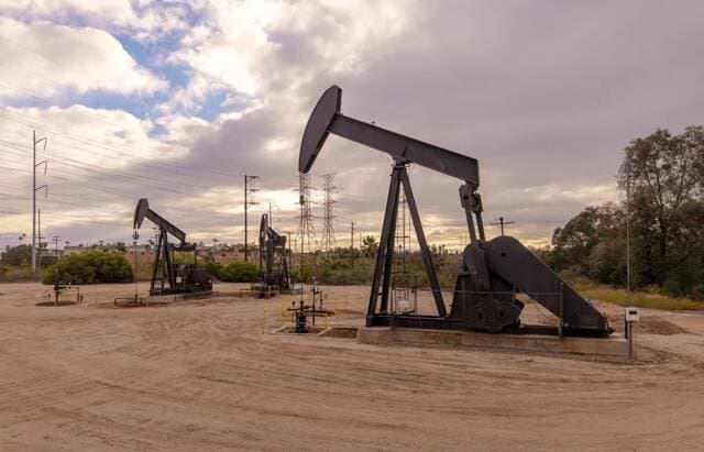 Oil traders reduce long-term positions