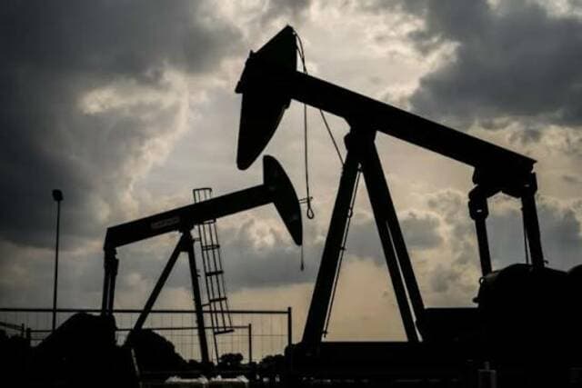 Oil up over 2% on supply worries