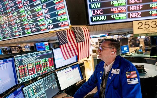 Nasdaq Gains on Tech Rebound