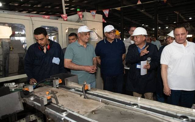 وزير الإنتاج يتفقد أبو قير ويشدد على دعم التصنيع