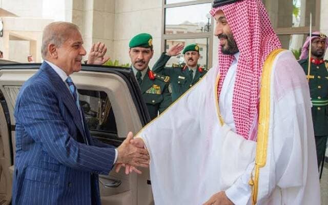 ولي العهد يلتقي رئيس وزراء باكستان لبحث العلاقات