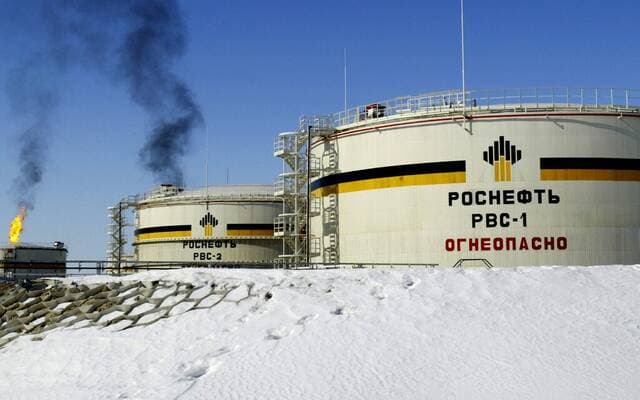 Russia cuts oil output amid refinery issues
