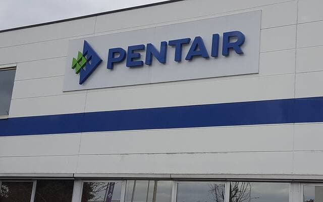 انخفاض أسهم "بنتير" بنسبة 17% بعد خفض التوقعات وضعف الطلب