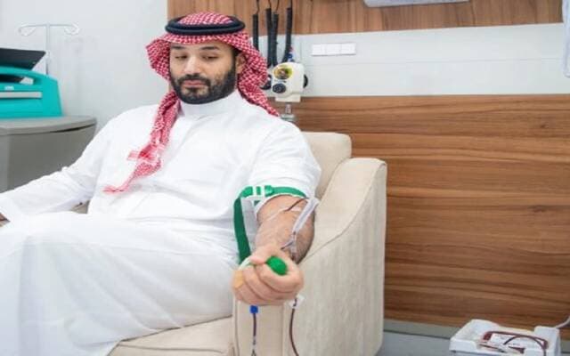 ولي العهد السعودي يطلق حملة 2026 ويتبرع بالدم