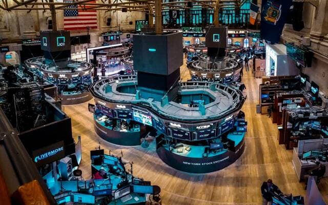 US stocks climb on corporate profits