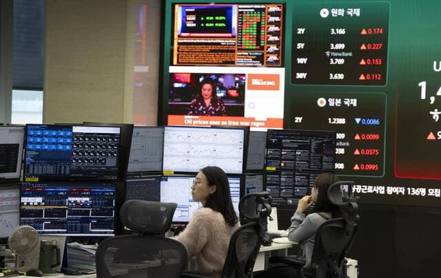 Korean stocks drop on chip losses