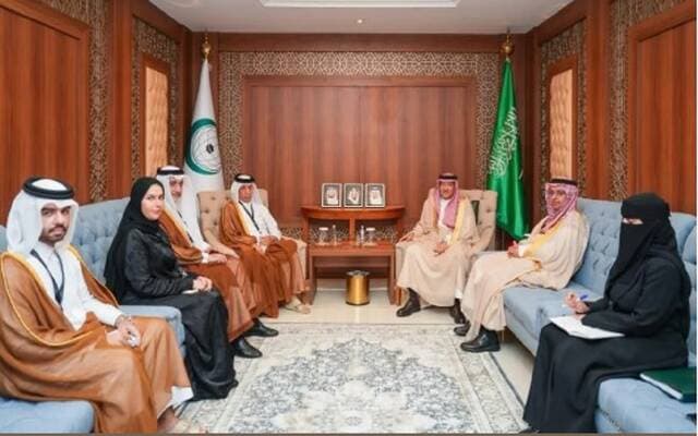 السعودية وقطر يناقشان تعزيز التعاون