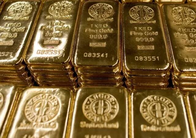 Gold climbs on falling oil and rate outlook