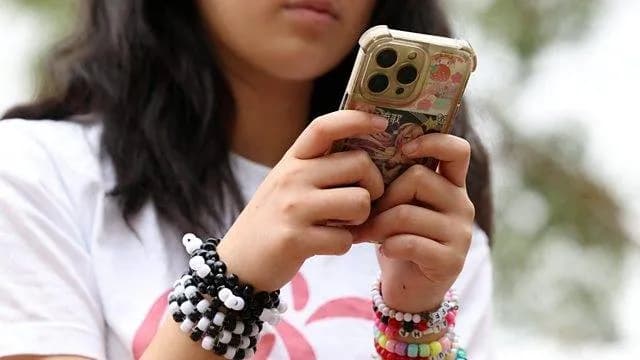 الأطباء البريطانيون يربطون وسائل التواصل بمخاطر للشباب