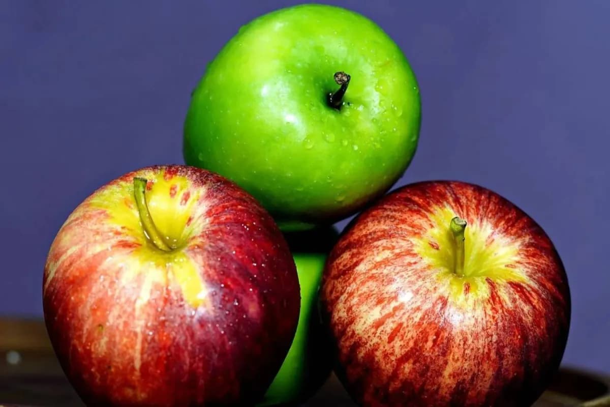 Which apple color offers more health benefits