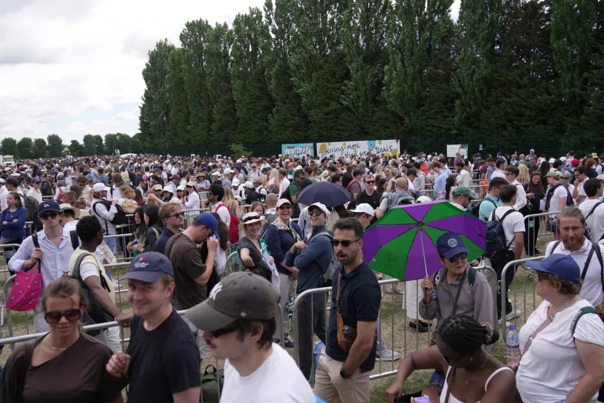 Wimbledon prepares as London faces heat
