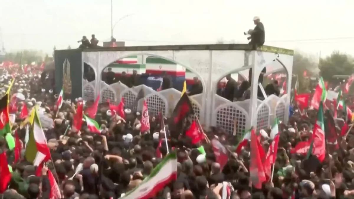 حشود غفيرة تتوجه لتوديع خامنئي في مدينة قم