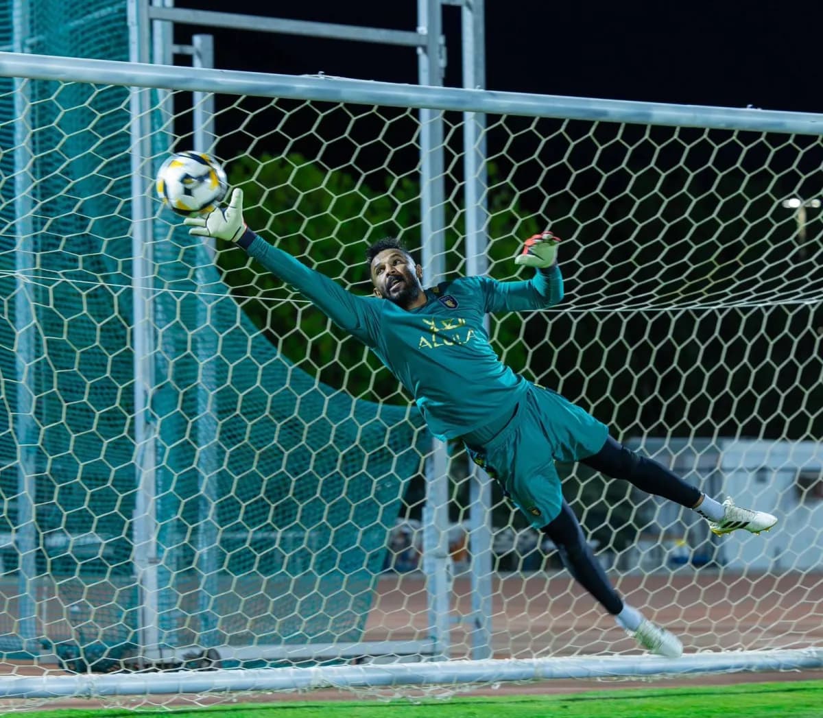 Al Hilal Nears Signing Muhammad Al-Owais Amid Al Shabab's Offer of Starting Role