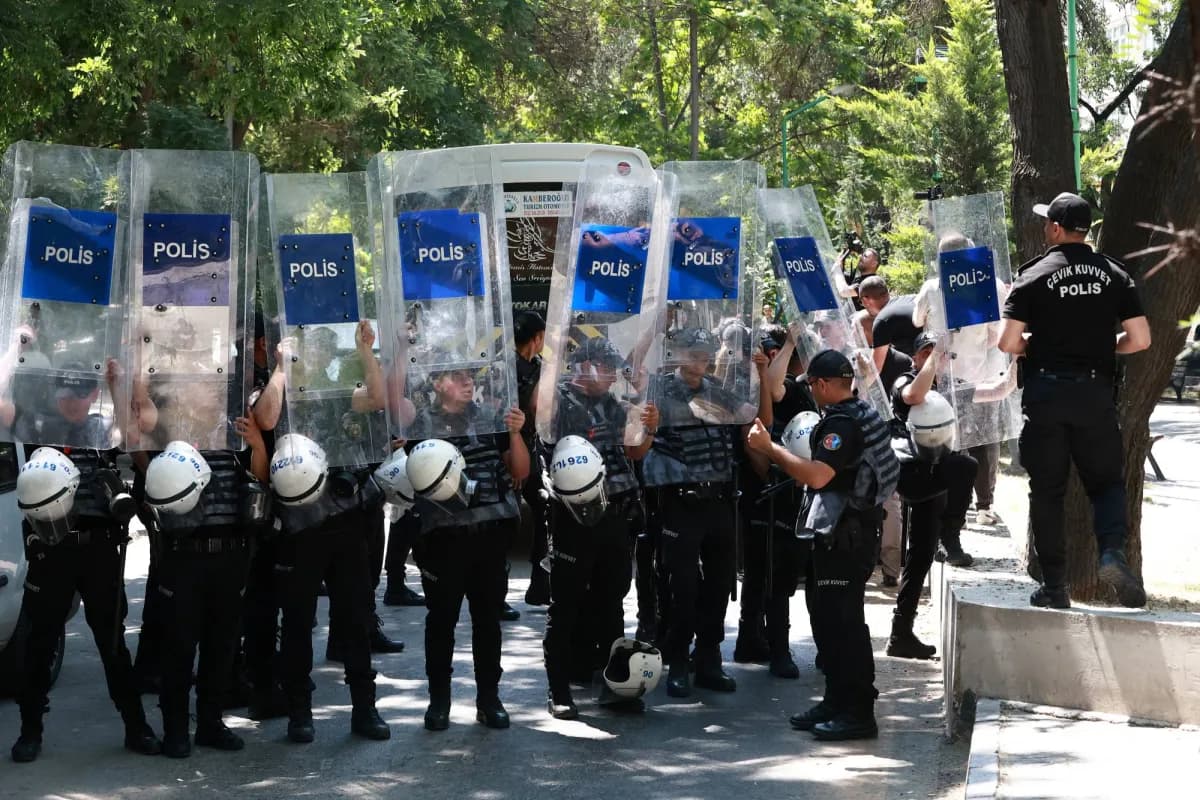 تركيا تحتجز 36 شخصًا في تحقيق حول منطقة تسيطر عليها المعارضة