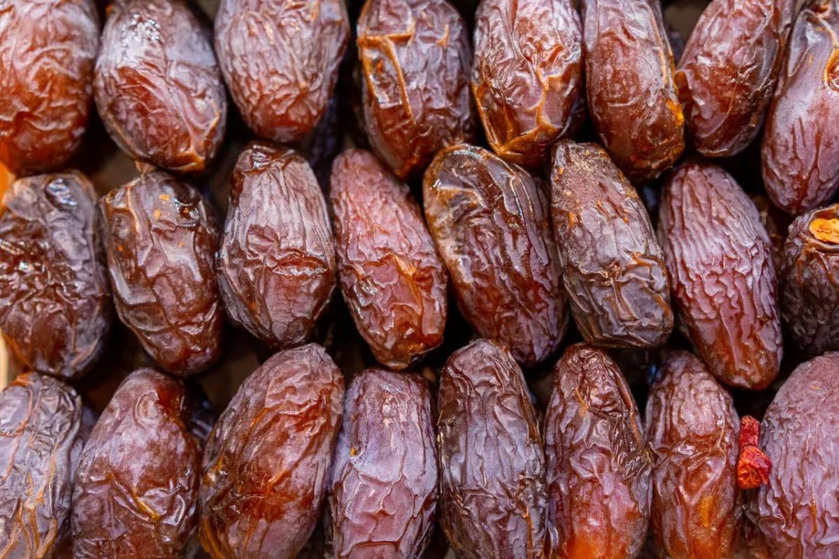 Timing of eating dates for health