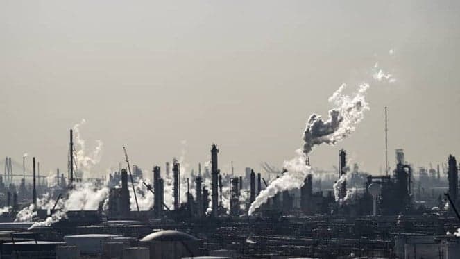 Iran's oil blockade threatens deadline