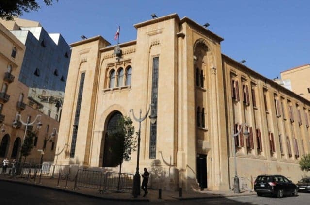 معظم النواب لم يدرسو القانون