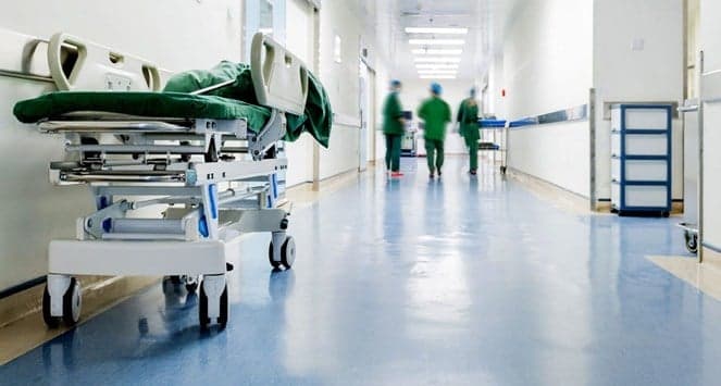فنان مشهور يخضع لعملية طارئة