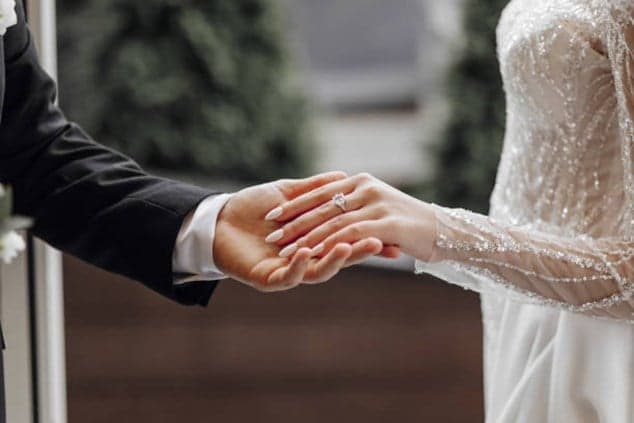 Lebanese Actress Announces Engagement