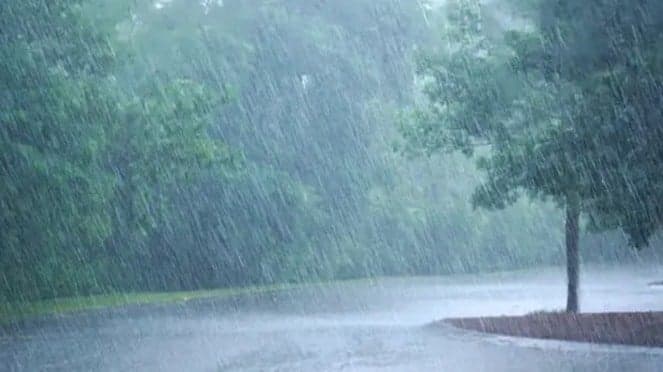 Heavy rains flood roads to Al-Hadath Barqa